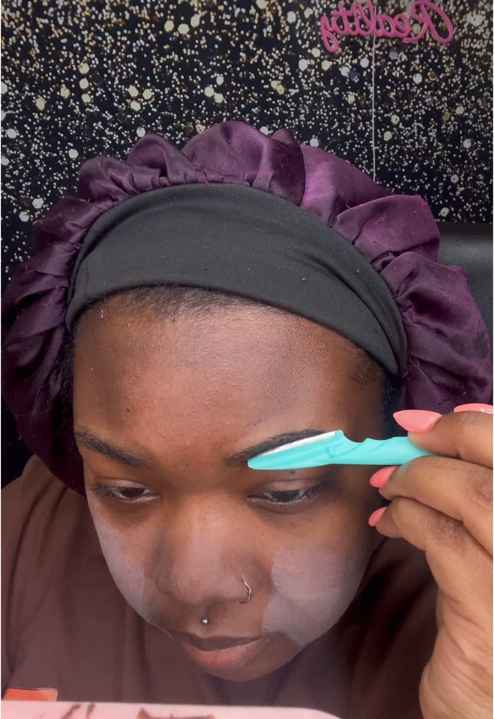 Does anyone else do their eyebrows at home ?? I went back to the shop 1 time since I stopped going and was like no ma’am I can continue doing this at the cribbbbb… #eyebrowshaping #eyebrows #DIY 