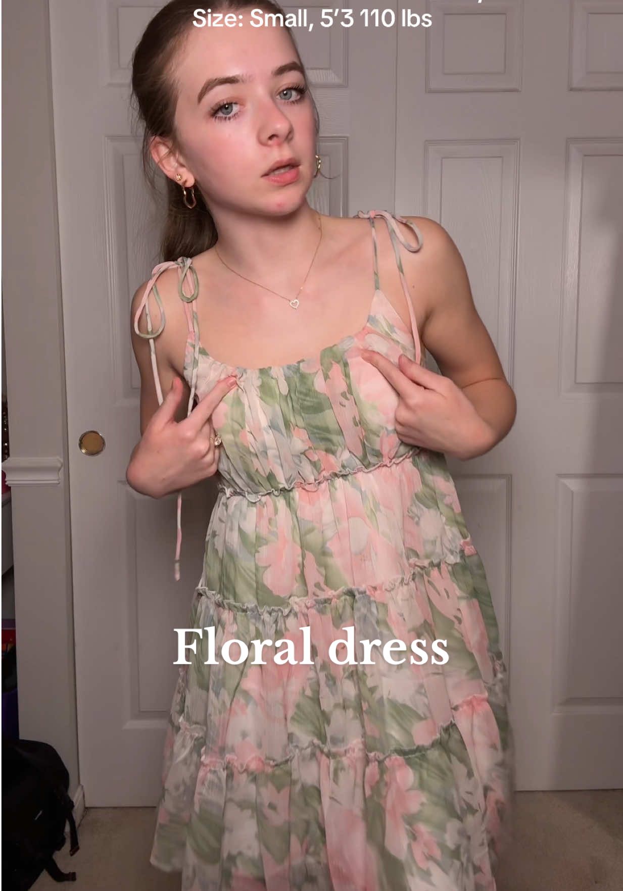 This short floral dress is a must for hot summer days where you want to dress up a bit more!  #dresses #summerdress #summerdresses #minidress #floraldress #summeroutfit #tiktokshopcreatorpicks #dealsforyoudays 