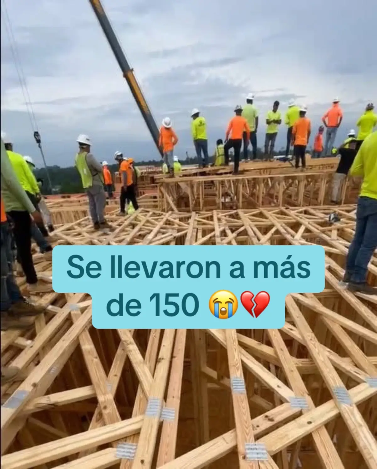 Más imágenes de la redada masiva que hizo ICE hoy en Tallahassee Florida 😔 Se confirma que más de 150 migrantes de México, Guatemala, Honduras, El Salvador, Nicaragua y Colombia fueron detenidos 💔 Que triste pensar que solo vinieron a este país buscando un mejor futuro y por trabajar terminaron así… 