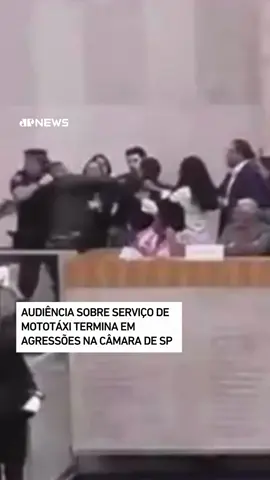 Uma audiência pública para discutir a regulamentação dos serviços de mototáxi por aplicativo, realizada na Câmara Municipal de São Paulo nesta quinta-feira (29), terminou em confusão. O presidente do Sindicato dos Motoboys de São Paulo, conhecido como Gil dos Motoboys, agrediu o vereador Lucas Pavanato (PL). O clima esquentou quando Pavanato, defensor da regulamentação do serviço, usou a tribuna para criticar Gil, chamando-o de 