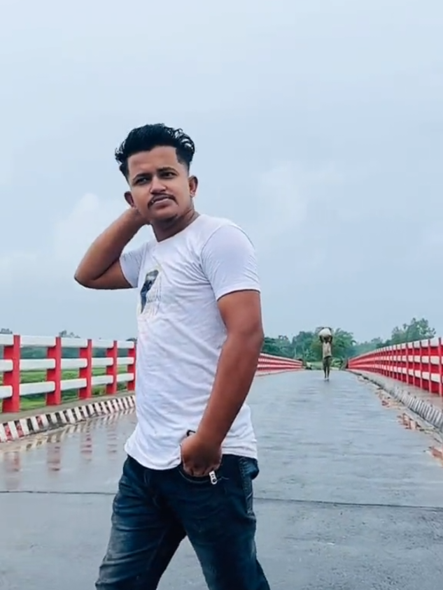 আমি যতটা মিশতে পারি ঠিক ততটাই দূরে সরে আসতে পারি..!😊❤️‍🩹