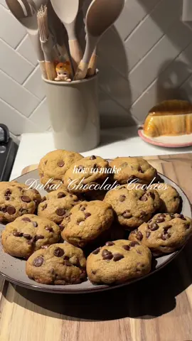 one thing i will never get over: dubai chocolate anything👩🏼‍🍳🍪 Il got this recipe from @Well Made by Kiley for thank u for the inspo, gotta try these out for ur next sweet treat || ill have the ingredients listed down below!! Brown Butter Chocolate Chip Cookie Dough: - 1 cup + 2 tbsp (258g) salted butter - 1 cup (230g) brown sugar Oy 1/2 cup (110g) granulated sugar - 2 eggs, at room temp 2 tbsp (30ml) heavy cream, room temp - 2 tsp (8g) vanilla extract - 2 3/4 cups (350g) all-purpose flour - 1 tsp (6g) baking soda 1 tsp (4g) baking powder - 1/4 tsp (2g) salt - 11/2 cups (300g) chocolate chips of choice Filling: - 1 cup (90g) kataifi (shredded phyllo dough) - 3/4 cup (200g) pistachio butter or cream - 1 tbsp (14g) salted butter, for toasting kataifi #baking #BakeWithMe #dubaichocolate #dubaichocolatedessert #dubaichocolatechipcookie #chocolate #bakingtiktok #baketok #cookwithme #cookingathome #howtomakechocolatechipcookies #desserts #dessertsathome #howtomake #cooking #cookies #sweettreat #dubai 
