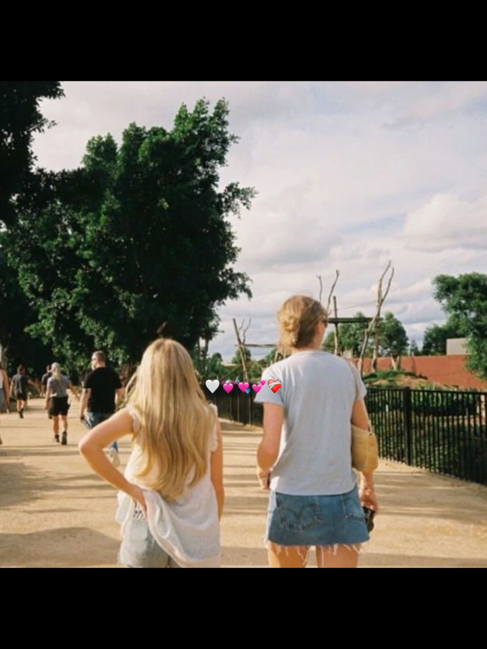 Este video son para mis 2 amiguitas lindas,barb y ailu❤️‍🩹,barb:te volviste tan importante para mi en tan poco tiempo,nose como decirte cuanto te amo y que gracias por tus mensajes hermosos que me alegran el dia,sos demasiado tierna y super linda,sos como una hermana para,te amo con toda mis fuerzas y siempre voy a estar orgullosa de vos🤍. Ailu:sos tanto para mi que ni te lo puedo explicar,te qmo con todo mi ser,sos una super amiga paga mi,sos la mejor,siempre que me mandas mensaje me alegras el día,sos super especial para mi,te amo❤️‍🩹.En fin las amo mis bebes,son las mejores del mundo entero y gracias por todo lo que hacen,son unas gran personas,las amo con mi alma💕💓@ailuu 𝜗𝜚˚⋆ @Bárbara (Taylor’s Version) ❤︎  | #TaylorSwift #sabrinacarpenter #amistad #dedicar #Viral #zyxcba #tayzxwpv #foryoupage #foryou #parati #fyp #noflop #parati #tiktok #lasamo #amigas #paratii #pinchetiktokponmeenparati 