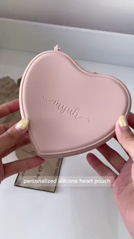 this personalized silicone heart pouch is a lovely gift idea for someone you love #personalizedsiliconepurse #heartpouch #coinpursewomen #purseforwomen #pursecoinwallet #giftideaforagirl #giftforwomenideas 