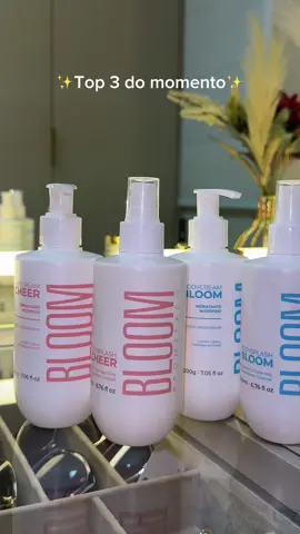 💦 Três fragrâncias, três moods, um só amor: Bloom Bronzeado! 🌸 Bloom — intensa, doce e vibrante 💖 Cheer — divertida, alegre e jovial 👑 Majesty — elegante, sofisticada e sedutora Qual combina mais com você? Ou vai querer se perfumar de acordo com o mood? 😉 #bronze #perfume #vaiprafy #bloombronzeado #bloom #beleza #bodysplash #perfumefeminino #cheirosa #vaicomcheiro #trendbeleza #autocuidado #belezaquefica