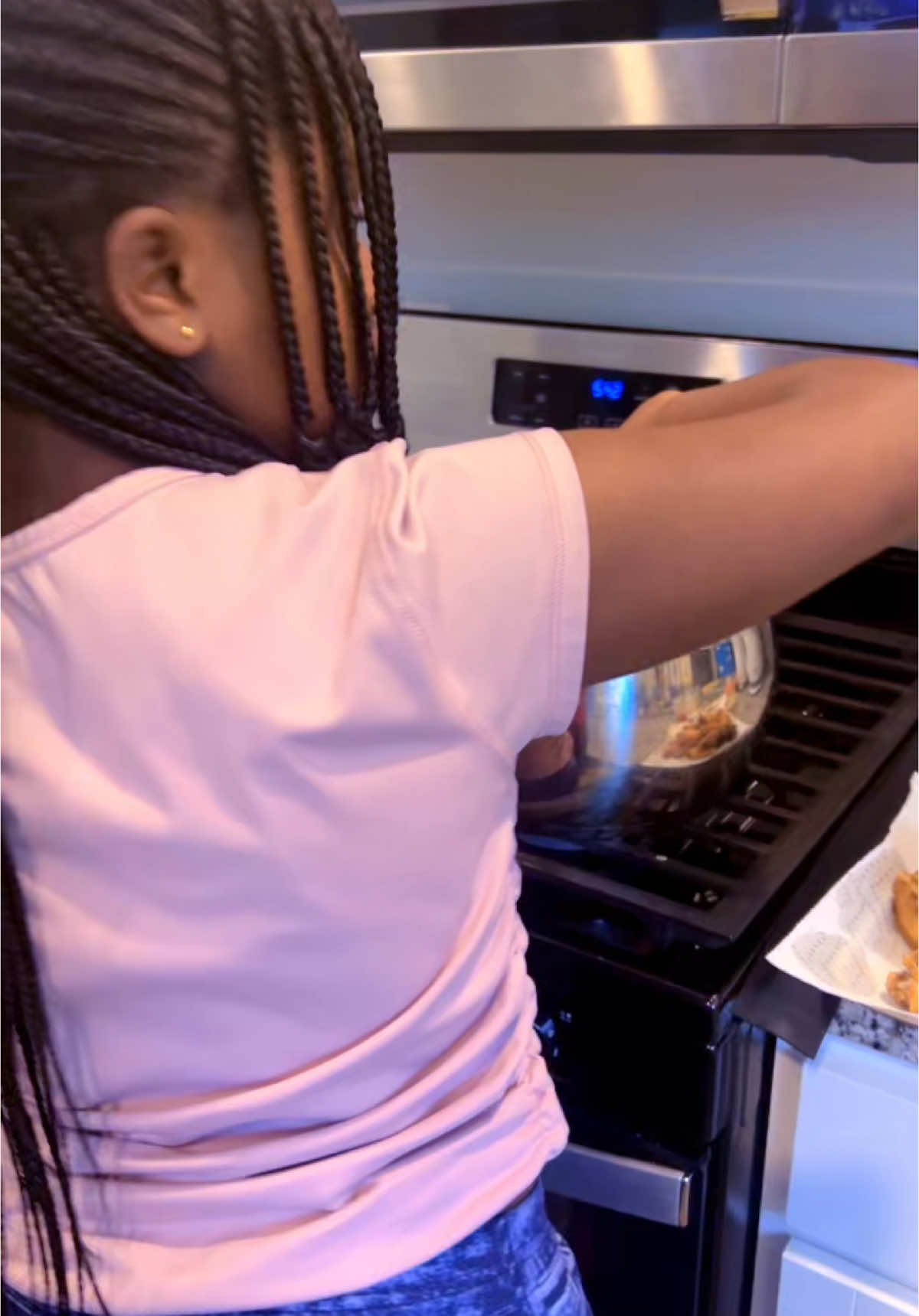 My daughter cooked fried rice and chicken wings for the family to eat. I was just there to direct her.😋#tiktokviral #friedrice #fpyシ❤️ 