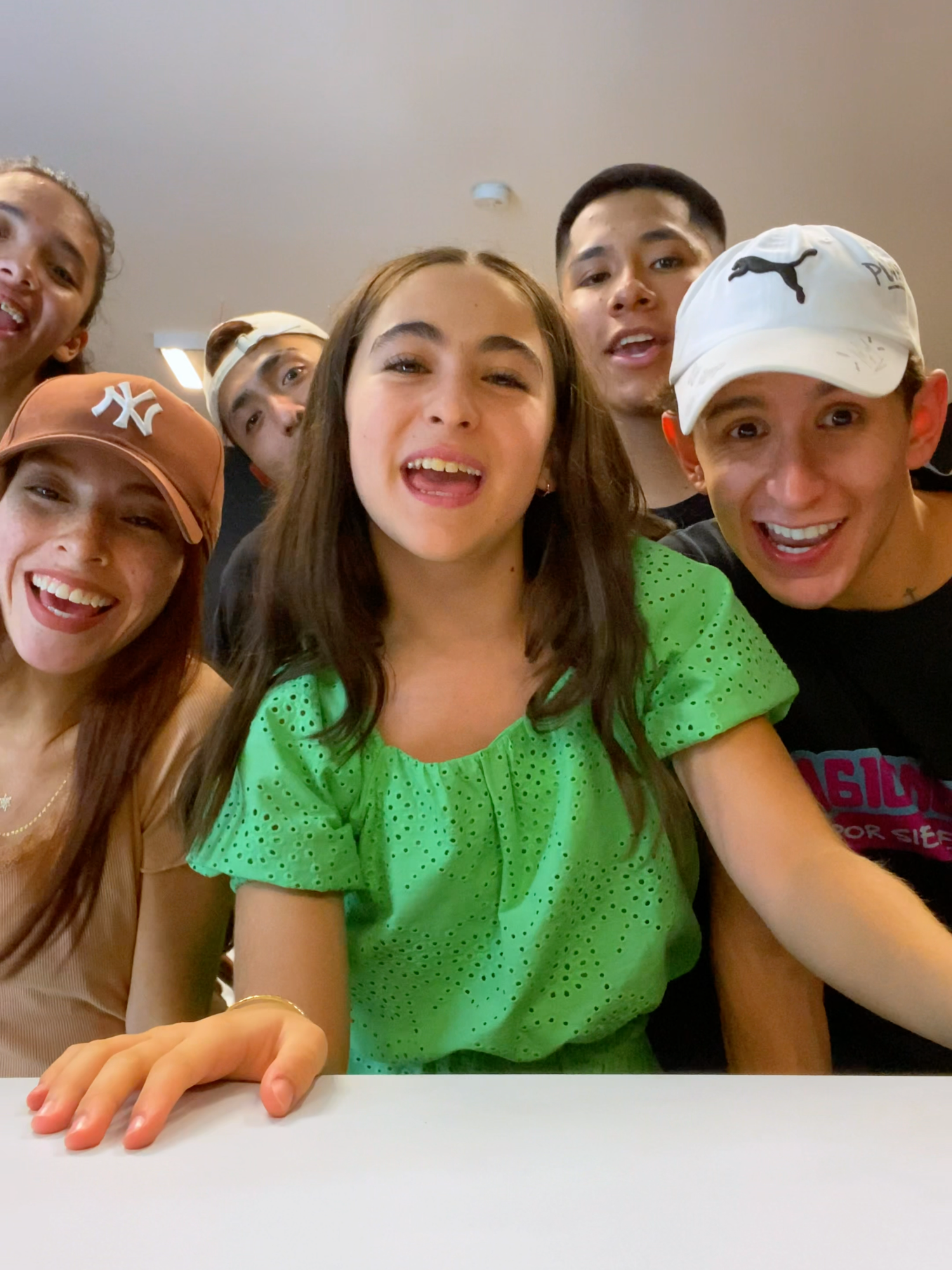 AMIGUITOS! Quiero ver sus videos usando la canción 🎶🏝️☀️ ¿Les gustó? 💖 Etiquétenme para verlos a todos!!!! #laracampos #llegaronlasvacaciones