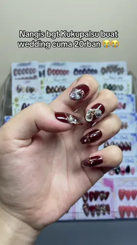 Warna burgundy 💅🏻 #kukupalsu #pressonnails #kukuwedding #nailart 