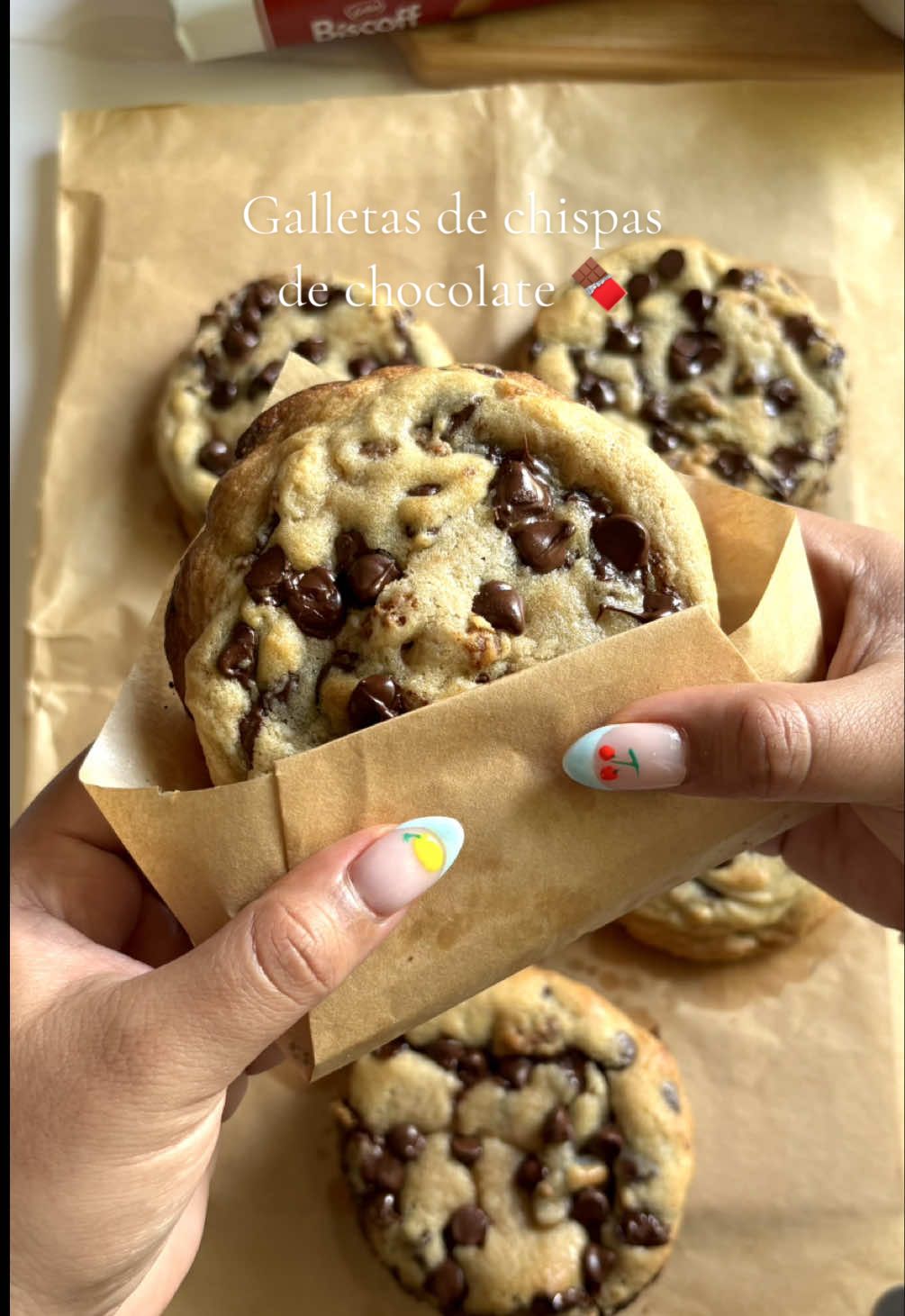 98 de 100: Galletas gigantes de chispas de chocolate 🍫 🍪☺️ Esta receta es para 6 GRANDES.  Cada galleta pesa 180 g 🤍🍪 Esto es lo que necesitarás: 200 gramos de mantequilla fría sin sal 3/4 de taza de azúcar moreno (130 g) 1/2 taza de azúcar blanca (100 g) 2 huevos grandes fríos  1 cucharadita de vainilla 2 y 1/2 taza de harina para todo uso (312 g) 1 cucharadita de polvo de hornear (5 g) 1 cucharadita de bicarbonato de sodio (5 g) 1/2 cucharadita de sal (3 g) 2 tazas de galletas Biscoff (cortadas en trozos) 200g 2 y 1/2 taza de chispas de chocolate semidulce (300 g) Mezcla la mantequilla fría de nevera con el azúcar muy bien, a mano o en batidora hasta que no queden grumos y se vuelva una mezcla suave y clara. Este paso es importante y todos los ingredientes deben estar fríos🫶 Luego de que estén listas te recomiendo congelarlas al menos 1 hora antes de hornearlas.  Hornea a 180°C (356°F) durante 12-15 minutos. #galletas #chocolate #chocolatechips #chocolatechipscookies #cookiesoftiktok #levain #rapido #recetafacil #hornear #baking #recetadegalletas #bestchocolatechipcookies #truco #lovee #postres #dessert 