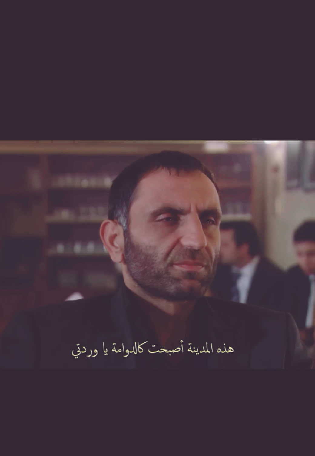 ‏أحد جالسين في المشرب ‏يض وجون ميماتي باش مسلسل مراد علمدار وادي الذئاب الجزء الثالث حلقة 39 المصمم وأبو خليل