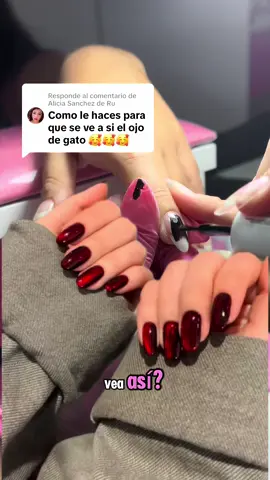 Respuesta a @Alicia Sanchez de Ru ¿Te preguntabas cómo logré ese efecto ojo de gato + rojo translúcido que se ve de otro planeta? Aquí te dejo el paso a paso. Perfecto para cuando tu clienta quiere algo que grite elegancia brillante. 💅🔥 🖤 Base negra 🌌 Efecto ojo de gato plateado (grano grueso para más brillo) ❤️ Capa translúcida roja tipo acuarela Este diseño tiene el toque wow que necesitas en tu mesa. ¡Guárdalo y compártelo con tu team de uñas! #NailTok #UñasDeLujo #CatEyeNails #DiseñoDeUñas #NailArtLovers #UñasBrillantes #NailTechLatina #Reto90Días