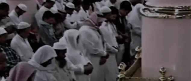 ﴿رَبَّنا إِنّي أَسكَنتُ مِن ذُرِّيَّتي بِوادٍ غَيرِ ذي زَرعٍ عِندَ بَيتِكَ المُحَرَّمِ رَبَّنا لِيُقيمُوا الصَّلاةَ فَاجعَل أَفئِدَةً مِنَ النّاسِ تَهوي إِلَيهِم وَارزُقهُم مِنَ الثَّمَراتِ لَعَلَّهُم يَشكُرونَ﴾  #أحمد_بن_طالب #سورة_ابراهيم #تلاوة_خاشعة #islam 