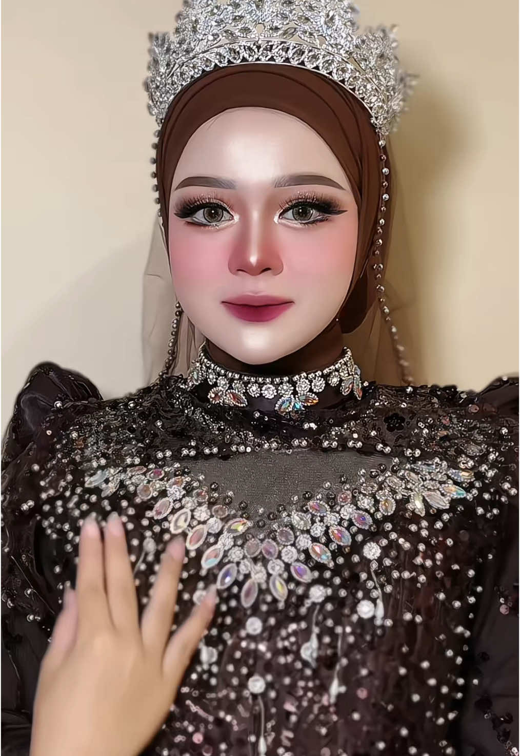 Lampu kaka 🤣 mahogany gada obengggg 😭❤️ #transisimakeup #makeupbarbielook #muajabodetabek #muabogorbarat #makeuptutorial #fyppppppppppppppppppppppp #weddingmakeup #muabogormurah #muahijab #muabogor #makeup 