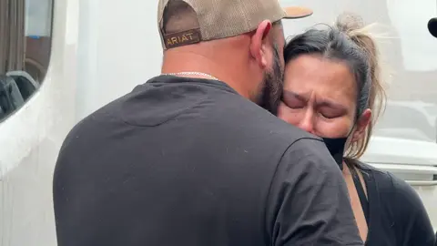 Hombre ve como su esposa es detenida  por ICE cuando se presentaron en cita migratoria.