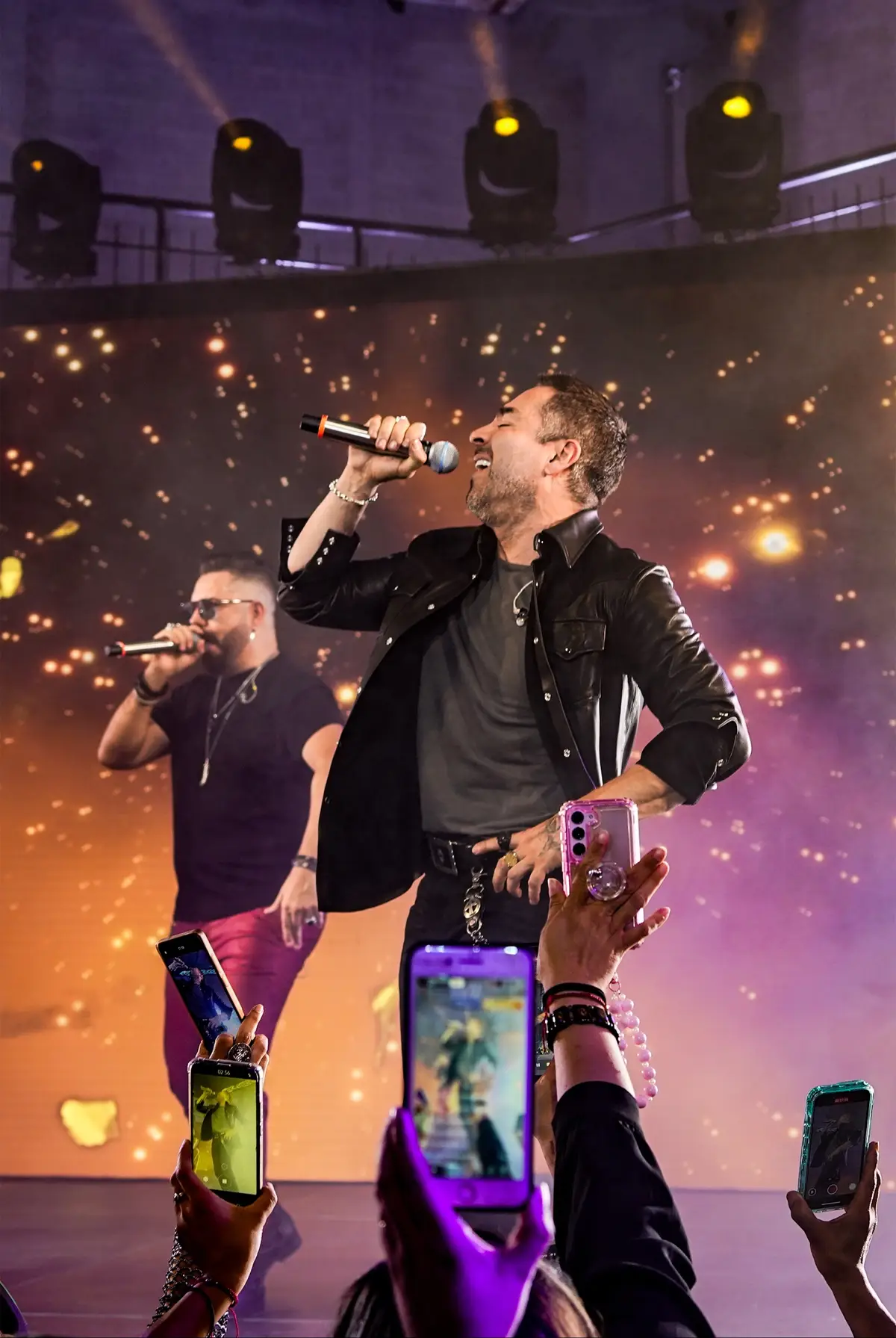 Estar en el escenario, verlos cantar, gritar, reír… es un regalo que no doy por hecho 🙏🏼 📸 Les dejo 3 momentos de este show que se queda tatuado en mi corazón. 💬 Si tuvieras que elegir UNA canción mía… solo una ¿Cuál sería tu favorita y por qué? Te leo 👇 #OmarChaparro #ConciertoOmarChaparro #MusicaEnVivo #ShowEnVivo #CantaConmigo #CancionesDeAmor #ConciertoInolvidable #MusicaLatina #CantanteMexicano 