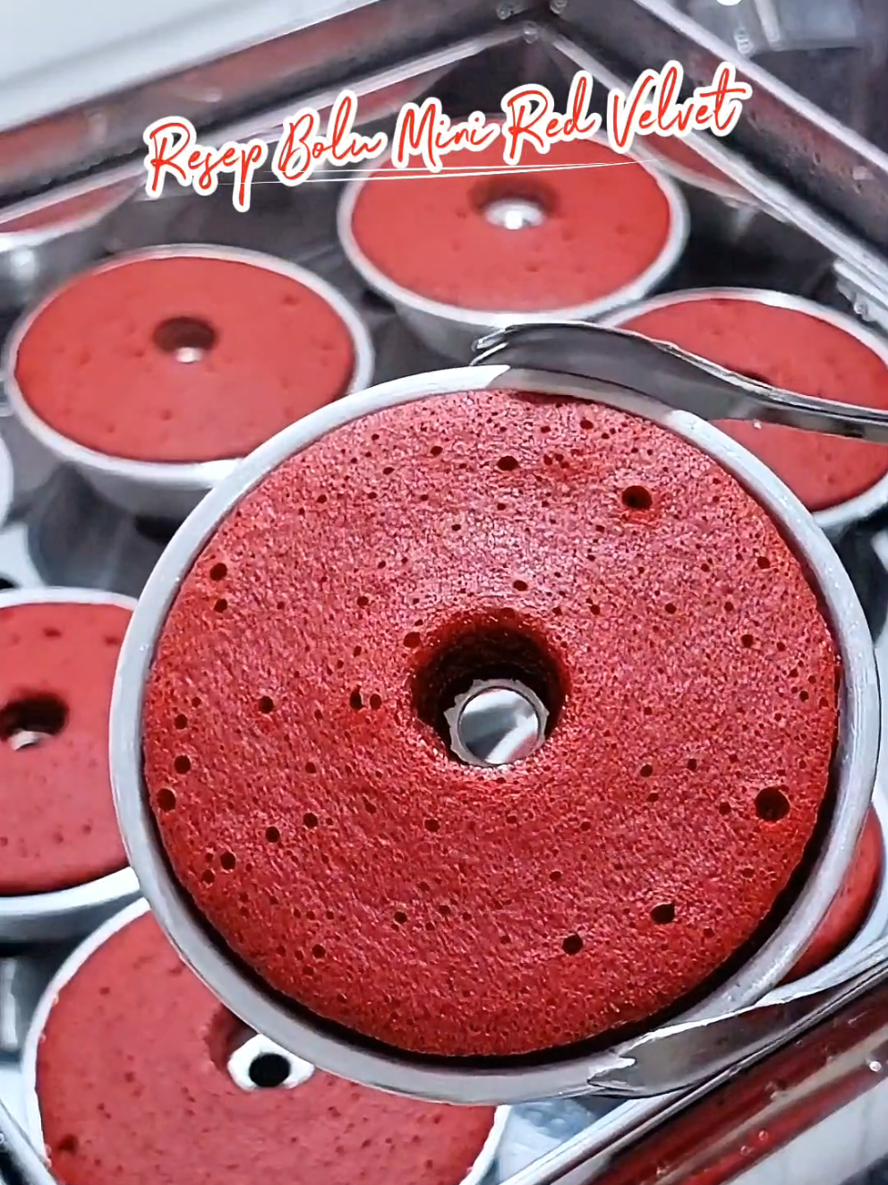 RESEP BOLU MINI RED VELVET 🍒 Bahan 🍒 -2 butir telur ➡️ Rp.4000 -120 gr / 8 sdm gula pasir ➡️ Rp.2000 -sejumput garam ➡️ Rp.0 -1 sdt vanili cair ➡️ Rp.500 -1 sdt sp ➡️ Rp.1000 -110 gr / 11 sdm tepung ➡️ Rp.1600 -100 ml / 15 sdm minyak ➡️ Rp.2000 -½ sdt pasta dark coklat ➡️ Rp.250 -1 sdm pasta red velvet ➡️ Rp.1000 -80 gr glaze susu ➡️ Rp.5000 -80 gr glaze red velvet ➡️ Rp.5000 -secukupnya choco chips ➡️ Rp.2000 -secukupnya kacang cacah ➡️ Rp.2000 -10 pcs mika donat ➡️ Rp.2500 _____________________________+                 jumlah : Rp.28.850 ✅️ 📌 loyang uk 9 cm. 📌 mika donat uk 9.5 cm. 📌 modal 1 pcs Rp.28.850 : 9 = Rp.3.200 ✅️ 📌 Harga jual 1 pcs Rp.5000 - Rp 6000 ✅️