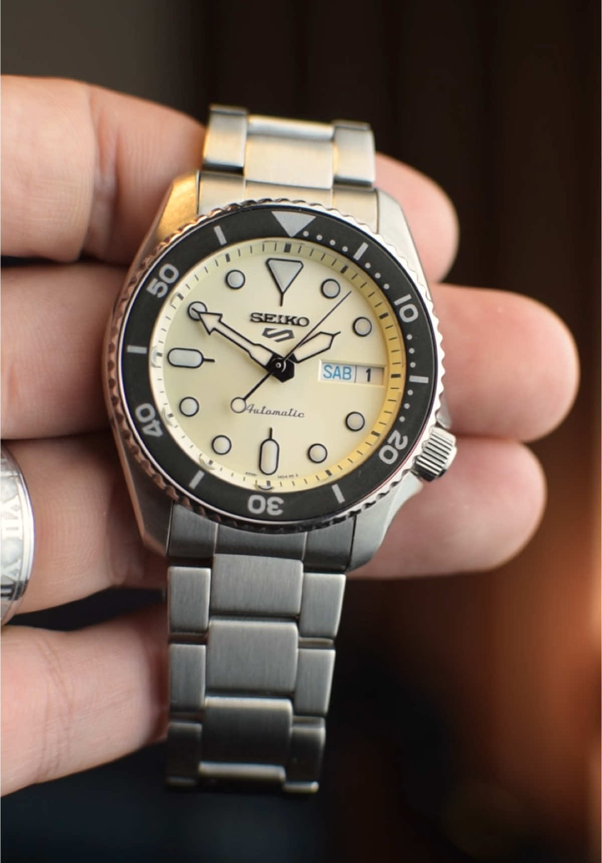 O Corolla dos relógios? 🤔 Respeito garantido, qualidade excelente, não perde valor e ainda é extremamente lindo? Esse é o Seiko 5 Sports Reduced de 38mm 😍 que com certeza seria o primeiro relógio da minha coleção se eu tivesse começando hoje, nessa faixa de valor. Qual outro você compraria com essa grana, se fosse começar a sua coleção do zero hoje? E por quê? 👇 Comenta aí pro pessoal ver a sua recomendação também. E obrigado mais uma vez @Relojoaria Impala por emprestar essa pecinha maravilhosa aqui pra eu poder mostrar pro pessoal. 🩵