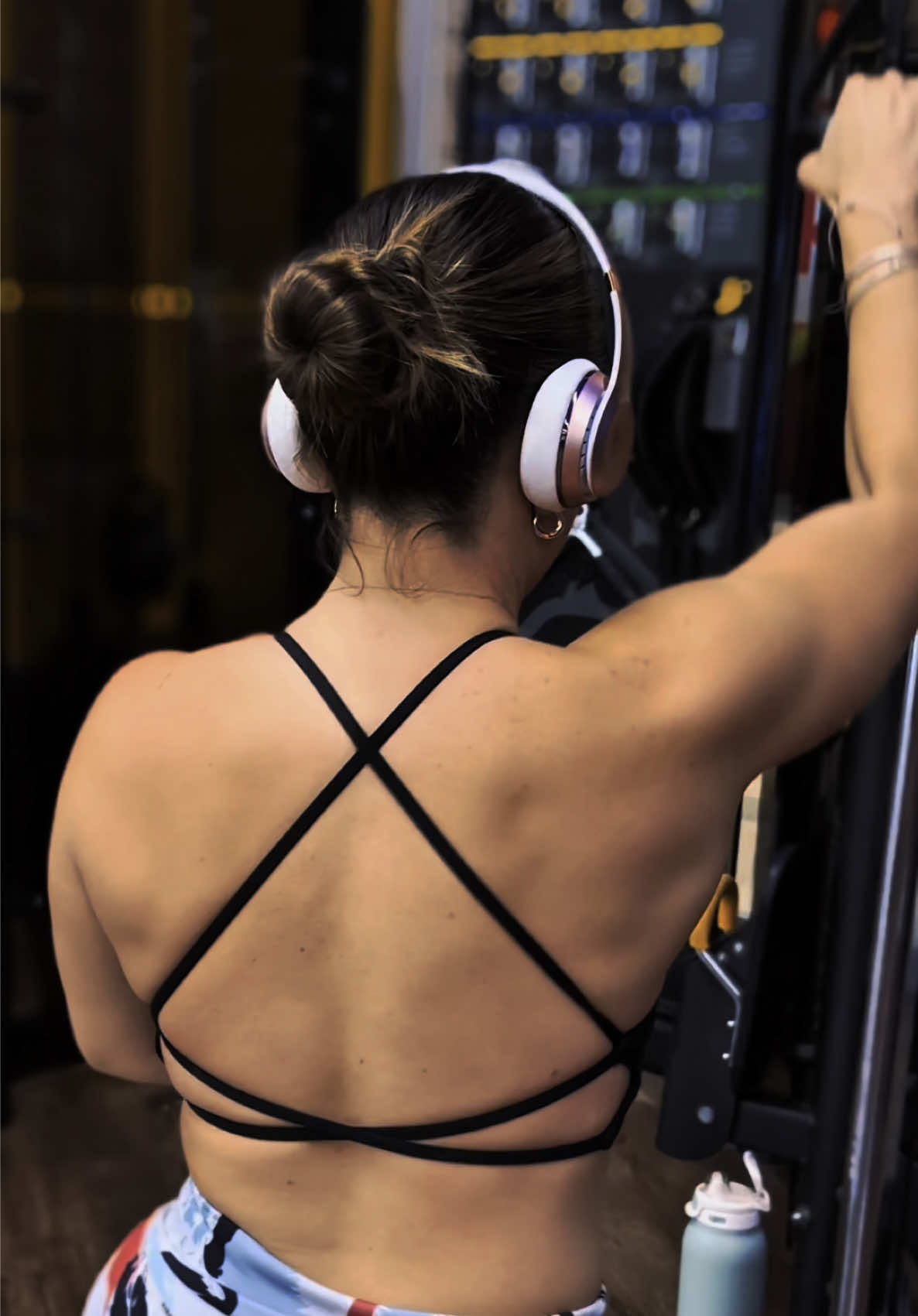 Después de 5 meses de compromiso conmigo misma ya se empiezan a ver resultados, pasé demasiado tiempo procrastinando para iniciar este compromiso de mejorar tanto mi salud mental como la física, creo que una no puede ir sin la otra!  Nos ponemos mil excusas para empezar y mientras eso pasa llega la culpa y la frustración cuando al final es simplemente la acción, no tengo un objetivo fijo, pero lo que sí tengo claro es que mejor cada día si quiero estar ( en todos los aspectos)  #salud #saludfisicaymental #Fitness #backdayworkout 