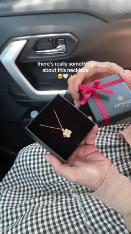 tanggal topak pag binigyan ka nito 😌💗 #clovernecklace #necklaceforwomen #giftforher #artphro 