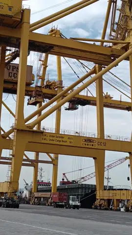 Sape² berminat bawak Prime Mover boleh pm. Perlun lesen D sahaja.. Lai² 😎 #budakport #fyppppppppppppppppppppppp #viral #fyp #fypage #fypシ゚ #jobsearch #job #jobs #jobvacancy #kerjakosongterkini #kerjakosong #primemover #drivermuda #pilot #berandatiktok #CapCut #