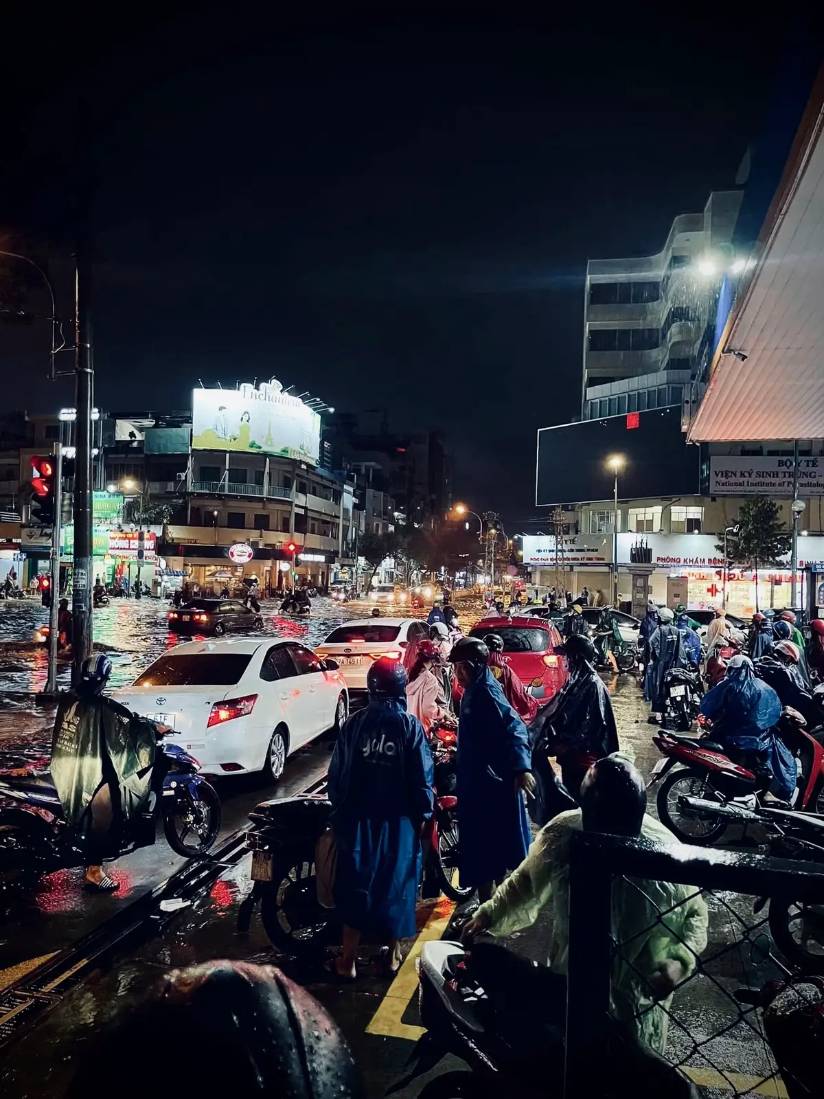 anh dư sức quen hai ba cô gái cùng một lúc, thừa sức để có một mối quan hệ tạm bợ lúc buồn chán. nhưng anh không cho phép bản thân mình như vậy, anh có quan điểm riêng của mình, nếu anh không thích thì anh sẽ chẳng bao giờ mở lời. anh biết chỉ có sự tử tế mới làm con người ta lưu luyến và trân trọng, còn không họ sẽ chẳng coi mình ra gì.