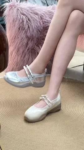 👭🛍️👟ไปช้อปปิ้งกับเพื่อนสาว ใส่อะไรดี?#bastoshoes #OOTD #silverdreams #fyp #maryjanesshoes #BASTO #ootdfashion 