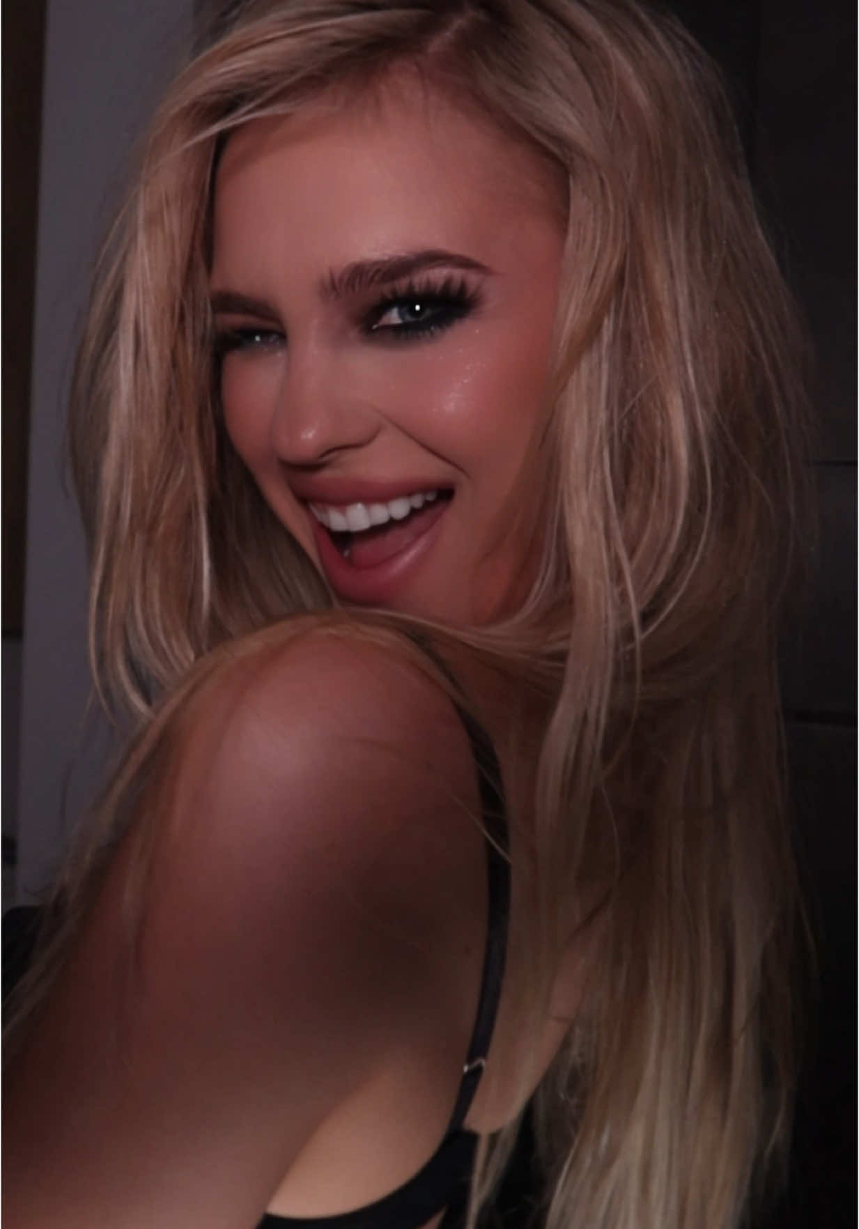 products used: black eyeliner @Victoria Beckham Beauty  highlighter @FOCALLURE US  foundation & concealer  @IT Cosmetics  bronzing drops @Drunk Elephant  liquid blush @YSL Beauty  liquid blush @Huda Beauty  eyeshadow palette and bronzer @Anastasia Beverly Hills  setting powder @Laura Mercier  lipliner @NYX Professional Makeup  lipstick @maccosmetics  powder blush @Benefit Cosmetics 