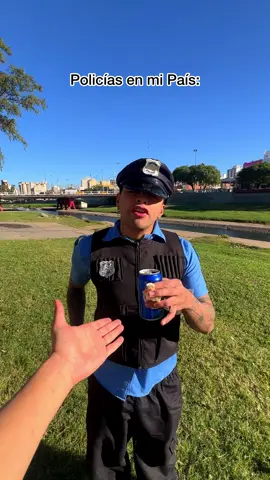 Polcias en otros Paises VS En mi Pais!! 😅😂 Instagram: EzequielPerez001 🔥 #humor #policias #comedia #parati #paratii #fyp #robo 