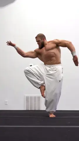 Never scene a bodybuilder that was this flexible! The athlete is Jon Call and you can find his original video on his instagram #MartialArts #JonCall #Buff #flexible 