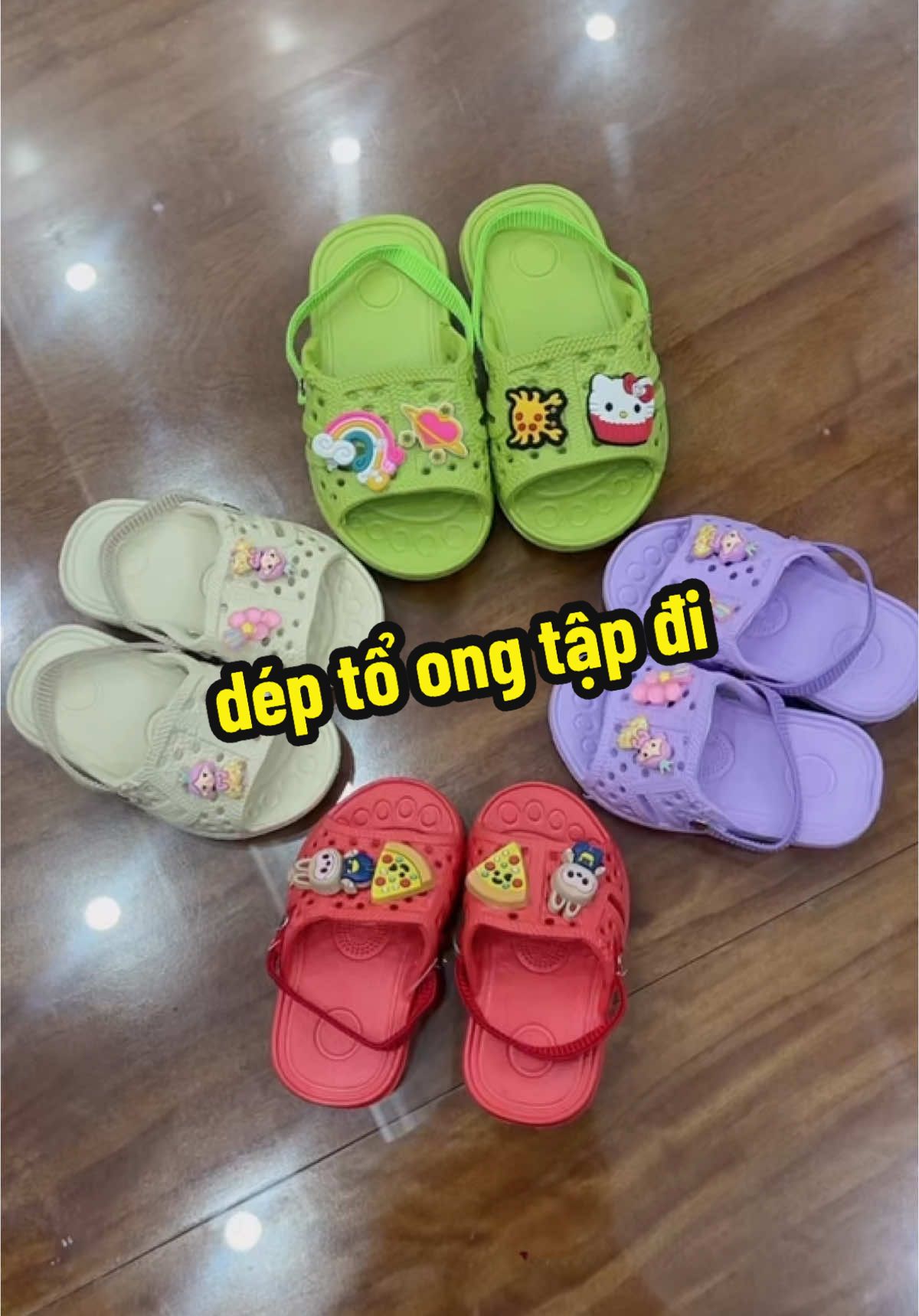 mẹ nào có con trog giai đoạn tập đi chưa biết mua dép gì thì sắm ngay đôi này cho bé đi ạ.chất xốp nhẹ.dép lại mềm thoáng chân.kèm chun sau giữ chân bé.#toong #deptoongstickers #deptapdichobe #xuhuong 