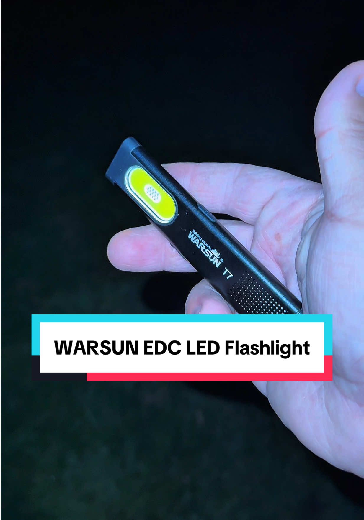 The WARSUN T7 EDC LED Flashlight is super bright and portable making it a perfect everyday carry! #tinoreviews #tiktokshopsummerturnup #techreview #techreviewer #gadgetreview #tiktokshopfathersday #fathersdaygiftideas #fathersdaygift #warsun #warsunt7 #edc #edcflashlight 