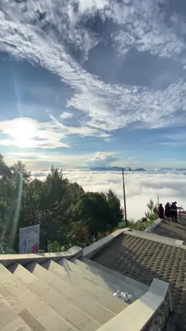 YAKIN NGGAK MAU KE TORAJA?#torajasulawesiselatan #wisatatoraja #totombinegeridiatasawan #lautanawan #torajapride🏝️💥 #wonderfullindonesia #fypシ゚ #fypシ゚viral🖤tiktok 