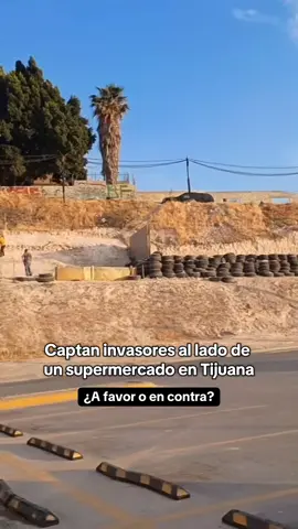 🏠 Captan a un grupo de invasores preparando terreno en Florido Primera Sección, al lado de un supermercado. Con picos y palas, escarban y nivelan el área para establecer sus viviendas. 🛑 La invasión genera polémica: algunos la ven como una necesidad social, otros como un riesgo para la propiedad privada y la seguridad de la zona. ¿Tú qué opinas? ¿A favor o en contra de que la gente invada terrenos para vivir? 💬 #InvasiónDeTerrenos #Noticias #Tijuana 