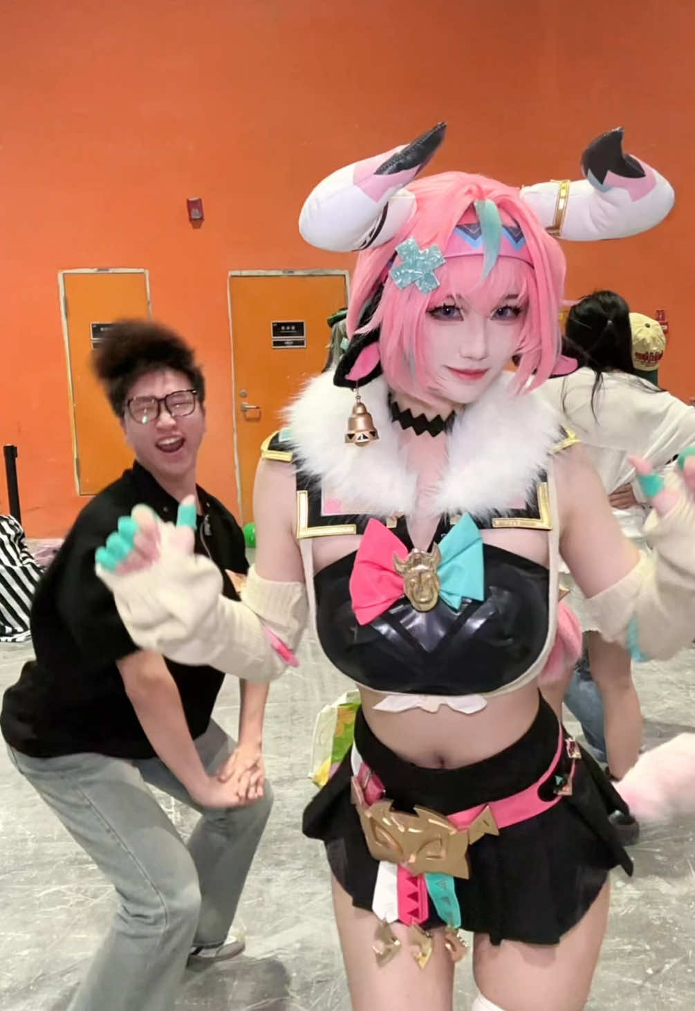 Someone wants to dance together🫵🥹@社恐阿健（douyin） . . #tara #socrazy #socrazychallenge #o8o8 #varesa #GenshinImpact #genshinvaresa #cosplay #cos #dance #cosplaydance #dancechallenge #varesacosplay 