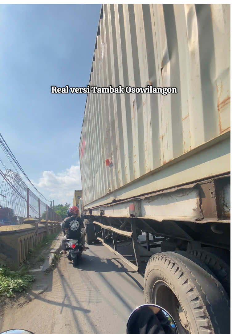 Sejujurnya aku kira cutber kaya hari ini jalanan sepi truk. Eh ternyataaaa.. 😂😂  #jalanan #surabaya #macet #sby24jam #jatim #Lifestyle #lifeupdate #fypage #holidays #cutibersama #perjalanan #jalanjalan #motor #truk 