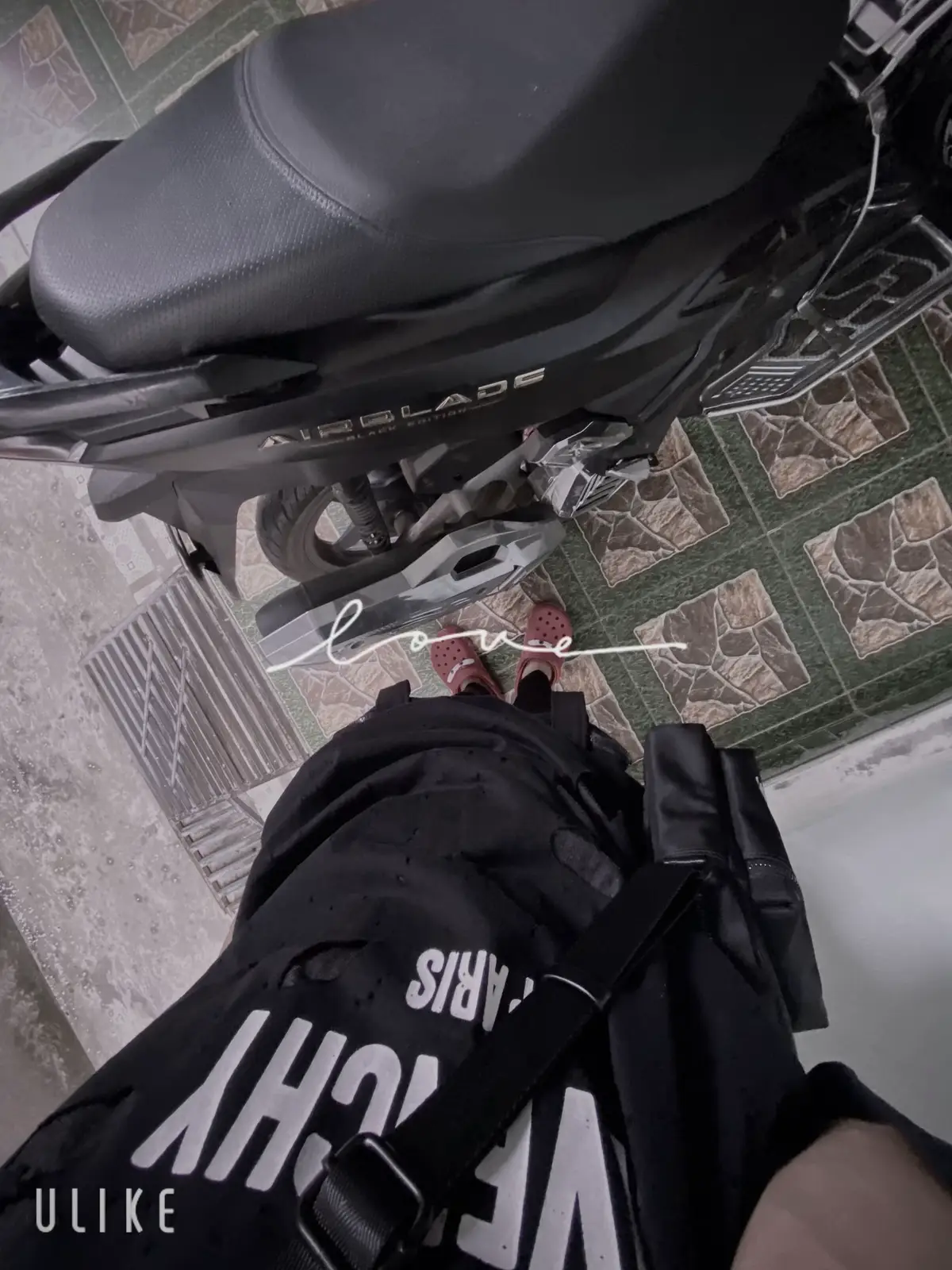 “Tình yêu không phải là những lời hứa suông hay những món quà đắt tiền. Tình yêu thực sự là khi bạn tìm thấy một người khiến bạn cười dù ngày hôm đó có tệ đến đâu, là khi bạn được là chính mình mà không phải lo lắng bị phán xét, là khi hai người không cần nói nhiều nhưng vẫn thấu hiểu nhau từng chút một.”#xhhhhhhhhhhhhhhhhhhhhhhh #foryoupage 