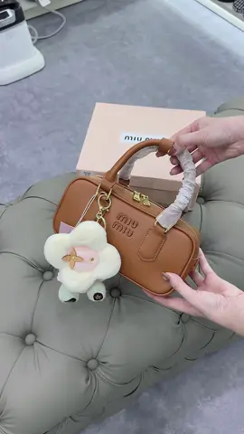 Miu Nây Tây về bnhiu cũng hong đủ, e có cả Charm nha 🤎👜 #Ngoctrantui #Tranngoc #tuixachquangchau 