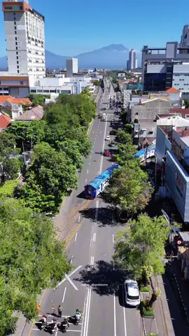 🚆 Kereta Api Batara Kresta Solo-Wonogiri, melintas di tengah kota bersanding dengan jalan raya 💫 ▫️ ▫️ 🛣️ Jln. Slamet Riyadi, Kota Surakarta