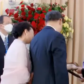 “Một vạt nắng nằm quên trên bụi cỏ Trời chưa mưa, đất đã muốn mềm lòng Sỏi đá cũng đa tình, em thấy đó Huống chi là sương khói, huống chi anh.