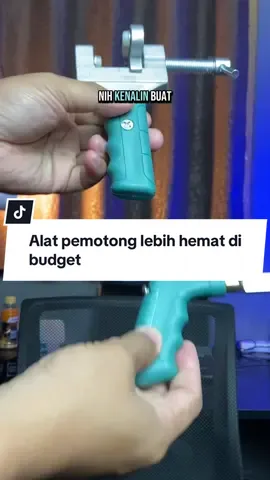 Jadi gak usah botos listrik buat colok grinda kan kalo pake alat pemotong keramik dan kaca ini#pemotongkeramikkaca #pemotongkaca #alatpemotong #rekomendasipemotong 