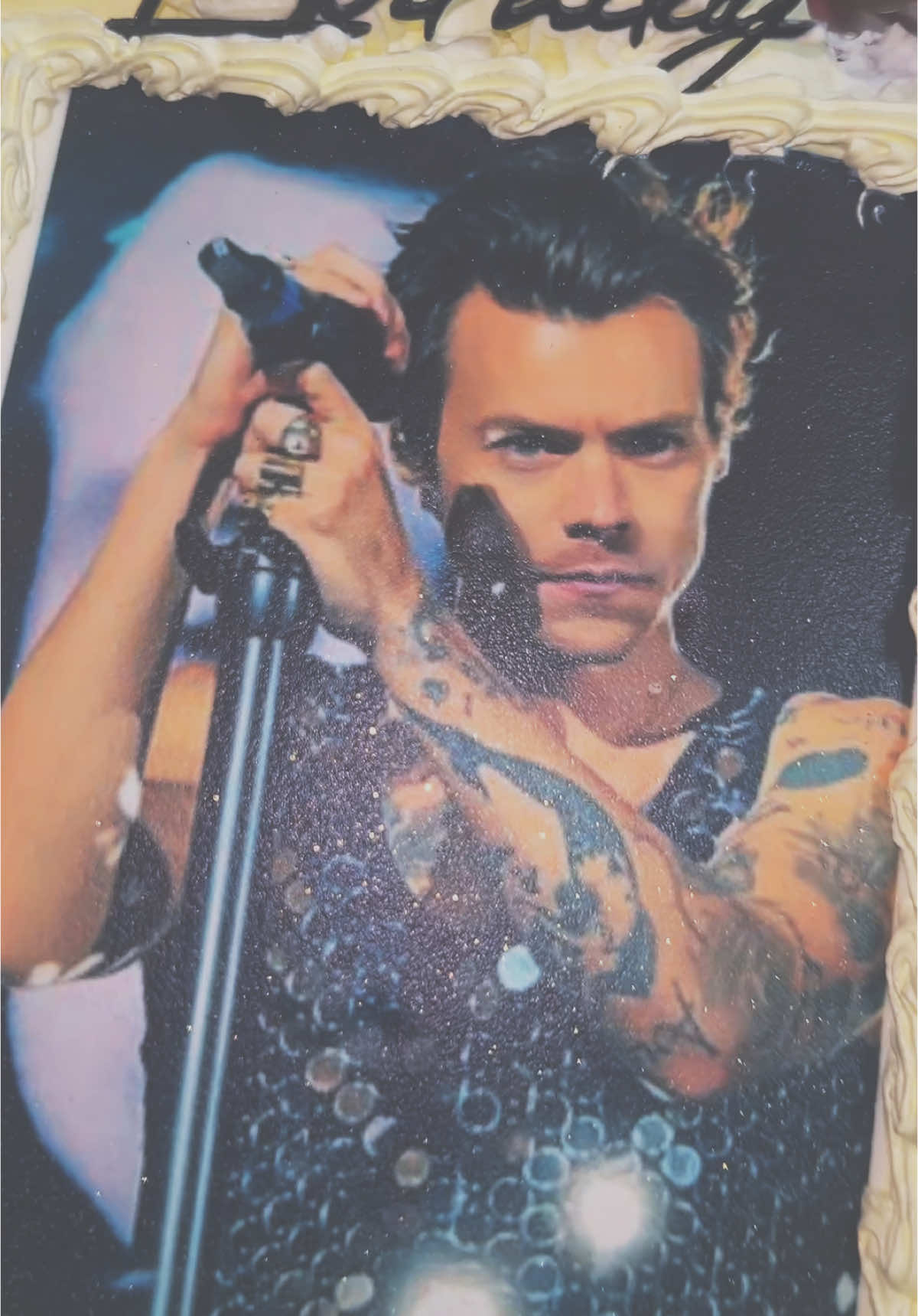 Most beautiful birthday cake ever 😍 cheers to 24 🥂 #harrystyles 