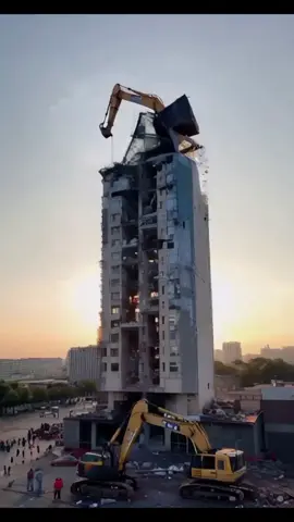 insani excavator building demolition in china#demolitionclips #buildingdemolition #like #Viralvideo #foryoupage❤️❤️ #fyp 