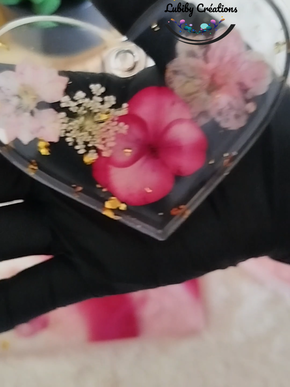 Cœur sur socle fushia, rose et feuilles d'or accompagné de ses fleurs assorties ❤️ Magnifique ✨