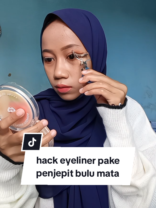 hack eyeliner pake penjepit bulu mata 🙀  eyeliner dari @pinkflash.beauty  #beauty #kontenkreator #makeuphacks 