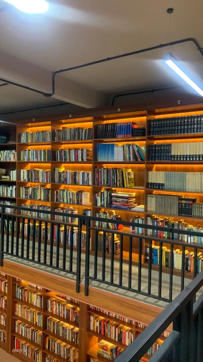 Ternyata di Jogja ada perpustakan yang vibesnya kaya di Drakor loh. Nama tempatnya “Ruang Literasi” di daerah Jakal yaaaa.  #fyp #fypage #perpustakaan #books 