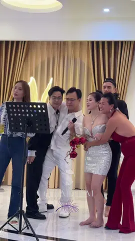 Ca sĩ Quách Tuấn Du và những người bạn ăn tiệc sau khi về quê hương trao tặng quà đến bà con tại miền tây #ChumChum #BimatVBiz #LatTungVBiz #TiktokGiaiTri #TheGioiModels #GlobalEM #QuachTuanDubyChumChum 