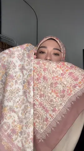 Bawal Hanami Starla ✨ siapa yg mencari code Tuscan boleh grab munera dlm bag kuning tau. Sbb corak dia sebijik sejibon samanya tu 🥰 #bawalhanami #bawalhanamiessential @HanamihijabsHQ 