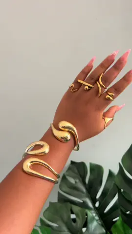 Bling it on✨✨ jewellery that adds a touch to your everyday look🔥 Rings k150 each Bangles k210 📍lusaka, lilayi road To purchase Kindly dm/whatsapp +260772130988 #jewelrybusiness #fashionrings #fashionaccessories #bangles #goldjewellery #fypviral 