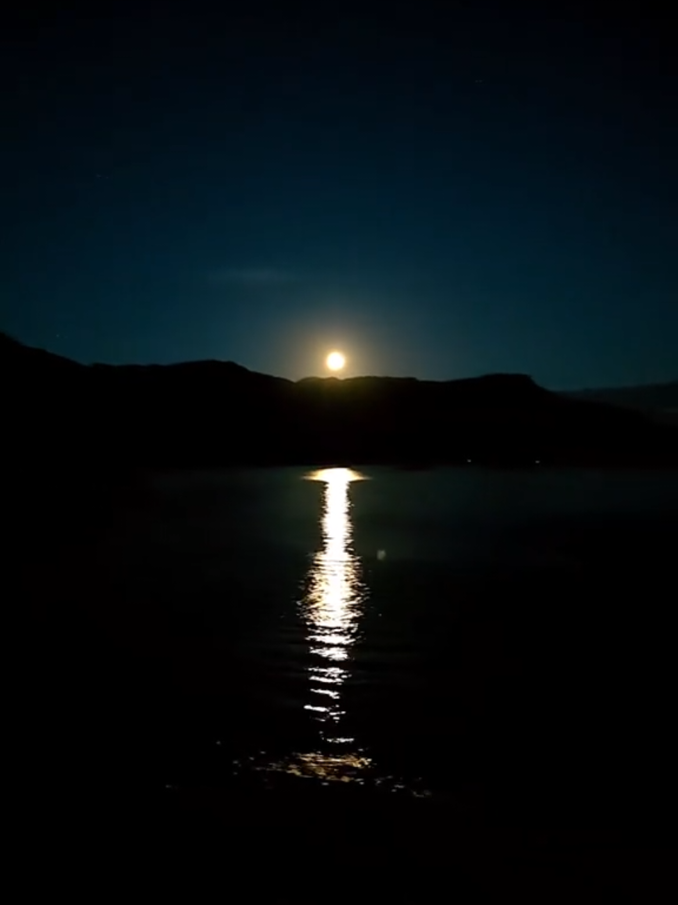 Cracking morning in the loch 🌝🌞🏴󠁧󠁢󠁳󠁣󠁴󠁿💙 #moon #moonlight #sun #sunrise #offgrid #lochlife #Outdoors #Scotland 