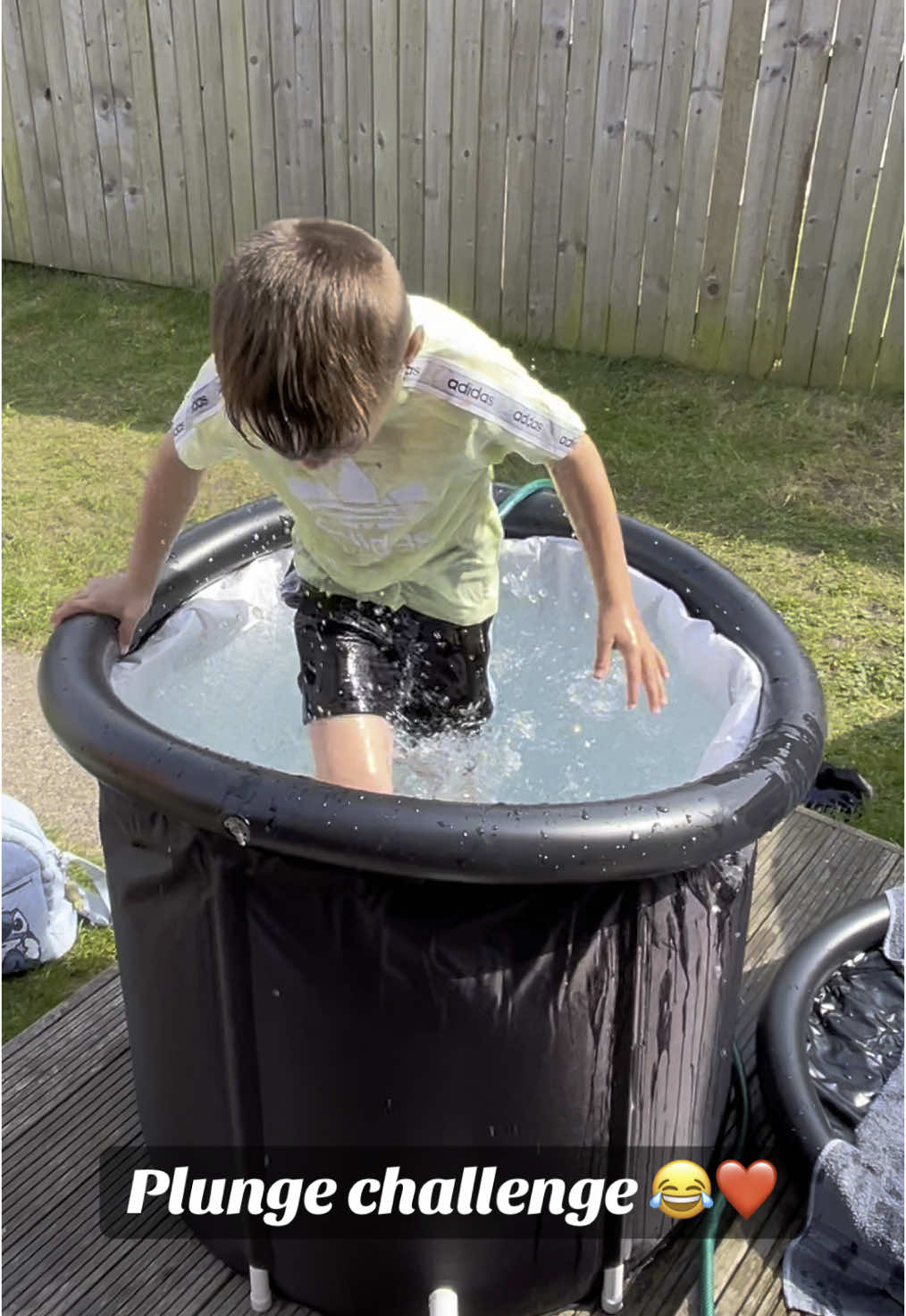 #Ice bath challenge !!  Kids edition  There was no ice but cold 🥶  😂❤️🤩😎 absoutle pros !!! #icebath #challenge #sunnydays #fun #jokes 